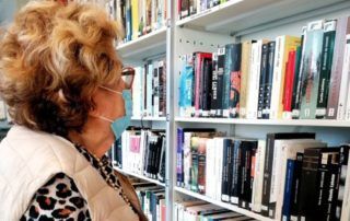 Abuela descubre préstamo de libros en biblioteca pública