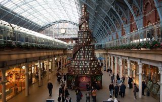 Árbol de Navidad literario en estación de tren