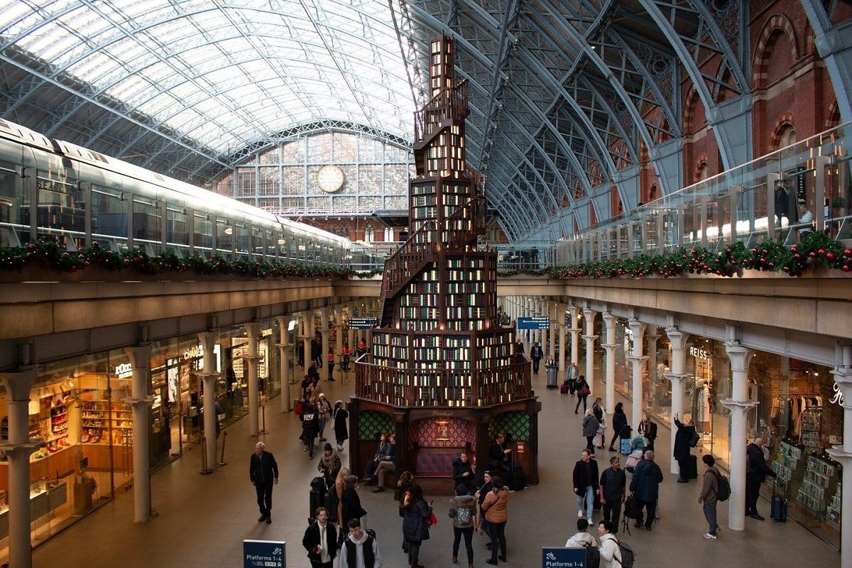 Árbol de Navidad literario en estación de tren