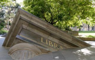Architectural Fragment. Escultura Library de Petrus Spronk
