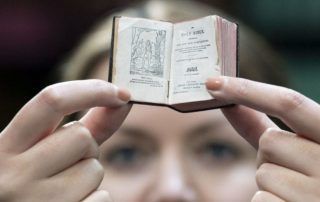 Biblia diminuta descubierta en biblioteca Leeds