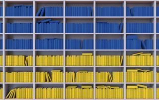 Biblioteca con libros formando bandera de Ucrania