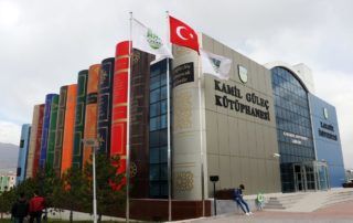 Biblioteca de la Universidad de Karabuk fachada libros