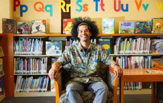 Bibliotecario Mychal Threets