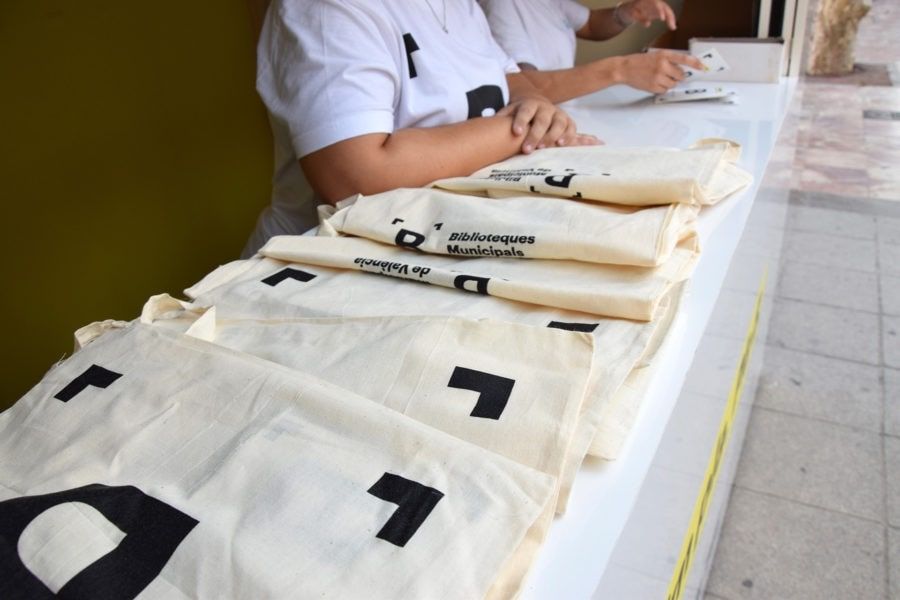 Bolsas de merchandising entregadas con motivo de la renovación de la identidad visual corporativa de la Red de Bibliotecas Municipales de Valencia