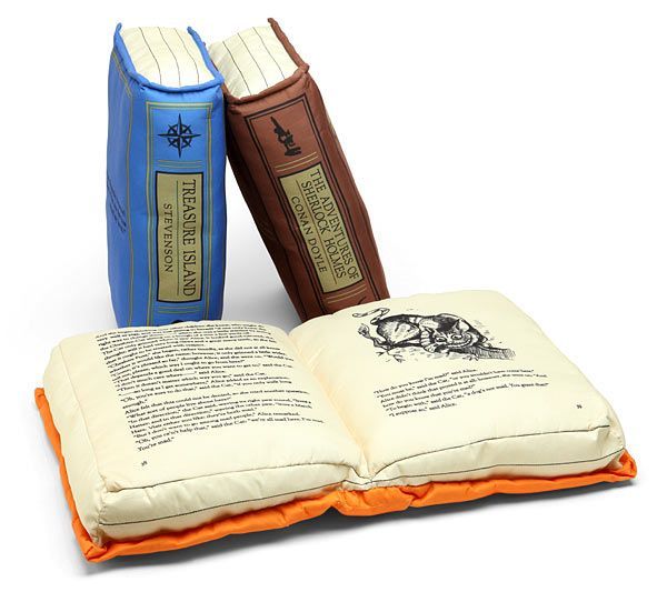 Cojines con forma de libro antiguo Cojines con forma de libro antiguo