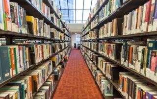 Cómo es la selección de fondos en una biblioteca pública