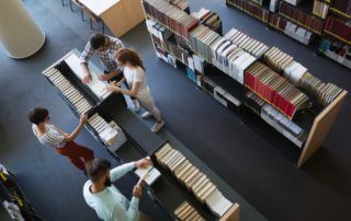 Cuál es la inversión media en recursos de información por alumno en las bibliotecas públicas universitarias españolas