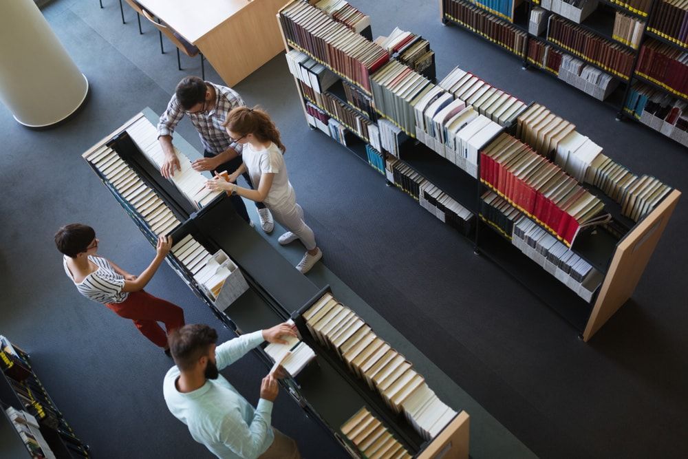 Cuál es la inversión media en recursos de información por alumno en las bibliotecas públicas universitarias españolas