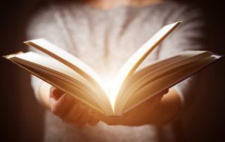 Desde que un libro es escrito hasta que llega al lector final puede pasar por distintas manos