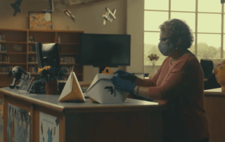 Drone entrega libros de la biblioteca a estudiantes en Virginia