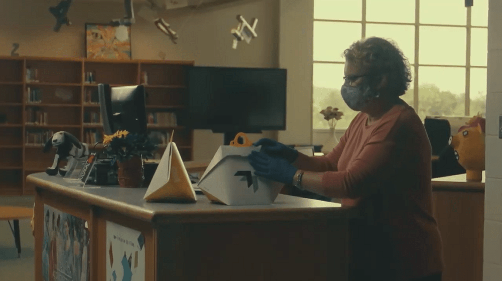 Drone entrega libros de la biblioteca a estudiantes en Virginia