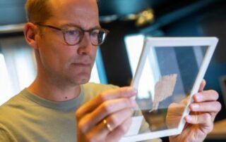 El investigador de Radboud, Mark de Kreij, trabajando con papiro (Foto de Dick van Aalst)