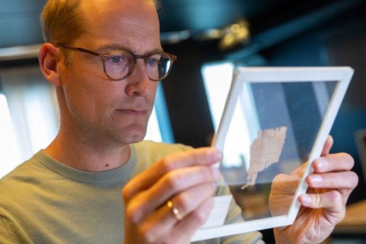 El investigador de Radboud, Mark de Kreij, trabajando con papiro (Foto de Dick van Aalst)