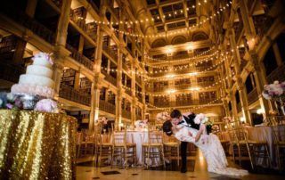 Espectacular imagen de recién casados en la Biblioteca George Peabody