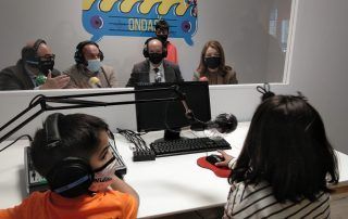 Estudio de radio en biblioteca escolar