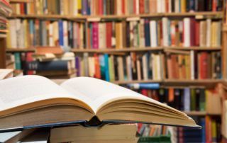 Existe una gran cantidad de libros en Dominio Público accesibles y descargables a través de Internet