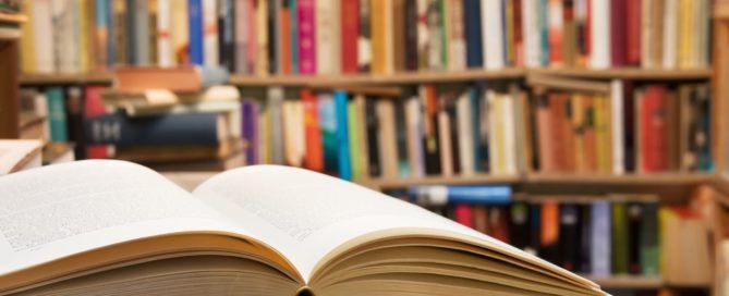 Existe una gran cantidad de libros en Dominio Público accesibles y descargables a través de Internet