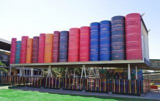 Fachada de biblioteca escolar con enormes libros