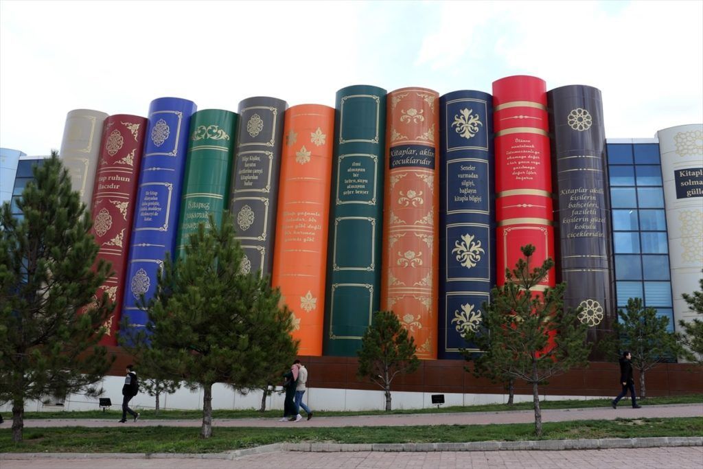 Fachada lataral Biblioteca de la Universidad de Karabuk