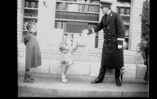Inauguración de la biblioteca del parterre del Retiro. Cecilio Rodríguez presta una pelota a una niña