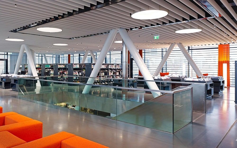 Interior Library bridge biblioteca puente Bad Vilbel