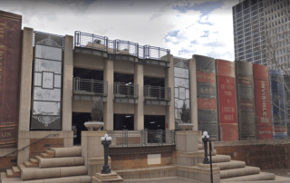 La espectacular fachada del aparcamiento de la Biblioteca Pública Central de Kansas City