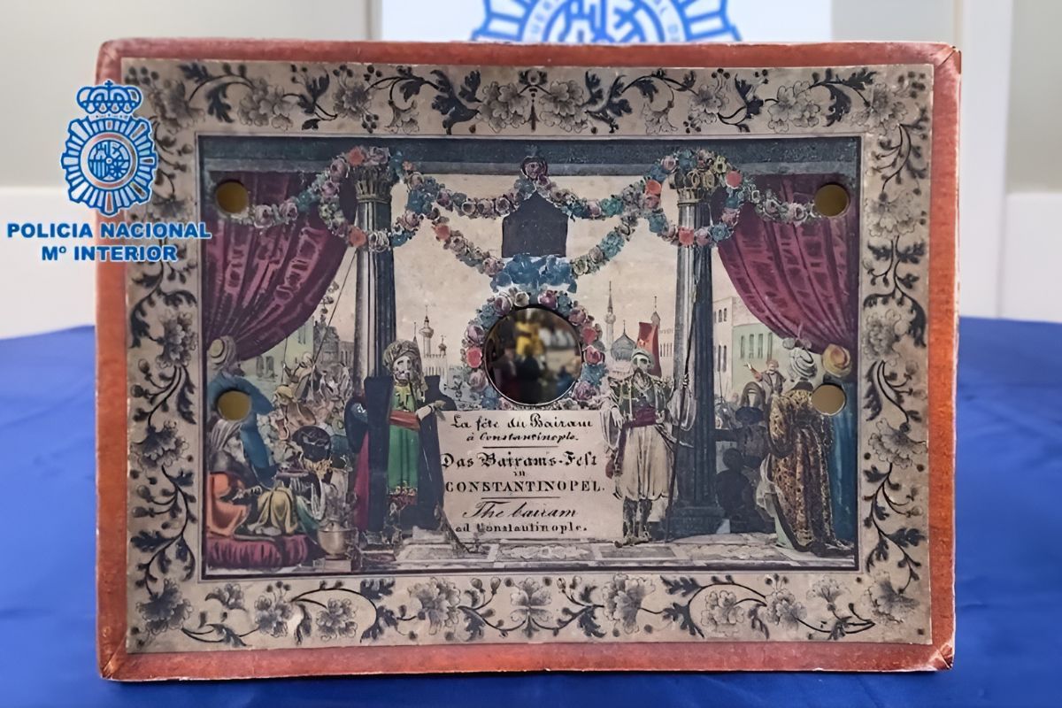 Libro peepshow recuperado por la policía