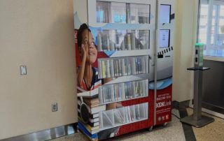 Maquina préstamo de libros de la biblioteca en aeropuerto