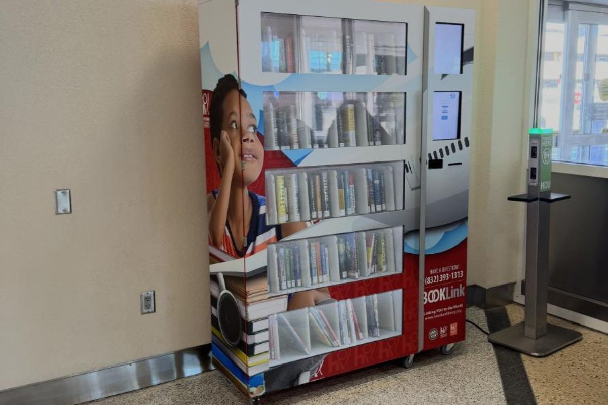 El aeropuerto de Houston instala máquina de préstamo de libros de la