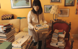 Marie Kondo organizando libros