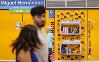 Metroteca, antiguas papeleras del Metro se transforman en librerías