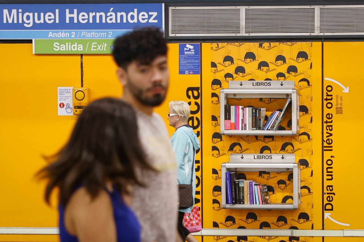 Metroteca, antiguas papeleras del Metro se transforman en librerías
