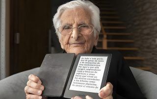 Mujer nonagenaria se pasa al libro electrónico