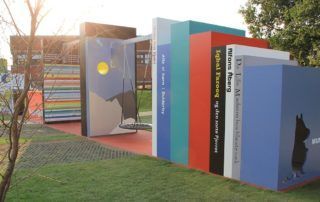 Parque infantil repleto de héroes y heroínas del mundo de la literatura infantil