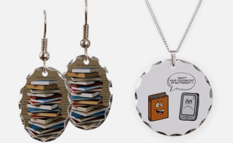 Pendientes y colgante con motivos sobre libros