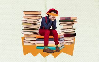 Persona sentada sobre libros
