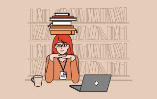 Personal de biblioteca con libros