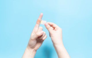 ¿Por qué duele tanto cortarse con una hoja de papel en el dedo?