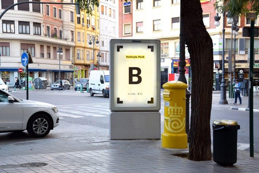 Publicidad exterior en mobiliario urbano de la nueva identidad visual corporativa de la Red de Bibliotecas Municipales de Valencia