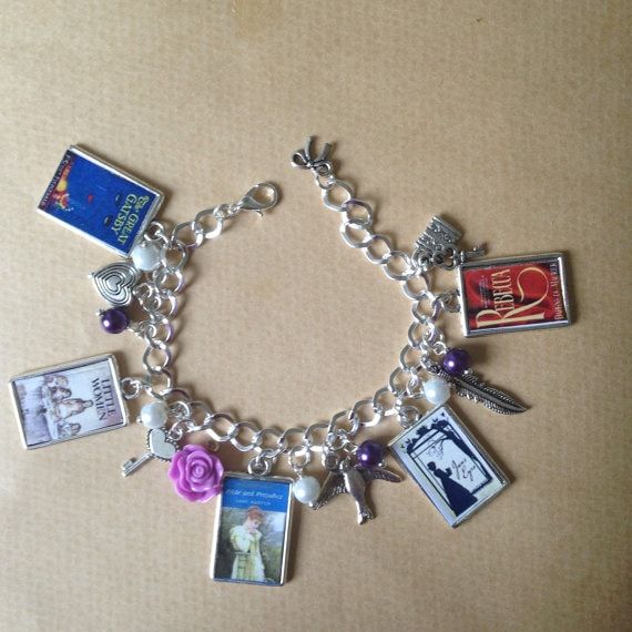 Pulsera con portadas de distintos libros Pulsera con portadas de distintos libros