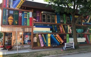 The Heights Dream Library mural libros imaginarios