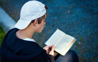 Un juzgado de Estados Unidos sentencia a cinco jóvenes vándalos a leer libros