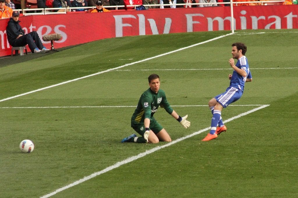 "Wojciech Szczesny & Juan Mata" (CC BY 2.0) by Ronnie Macdonald