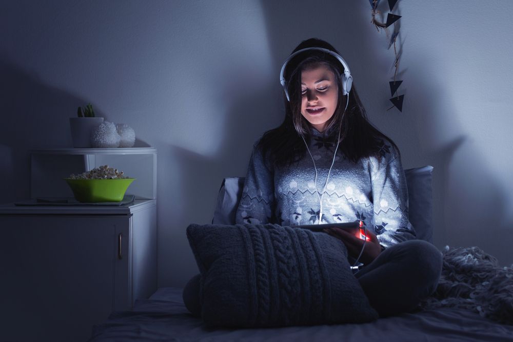 Chica leyendo en digital